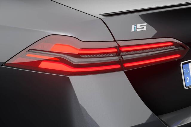 BMW i5 Sedan eDrive40 M Sport Edition M Sport Pro | Travel Pack | Comfort Pack | Showroomvoordeel