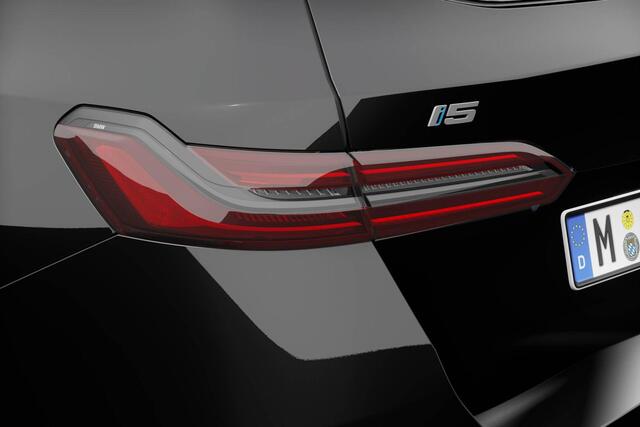 BMW i5 Touring eDrive40 M Sport Edition | M Sport Pro | Innovation Pack | Travel Pack | Comfort Pack | Showroomvoordeel