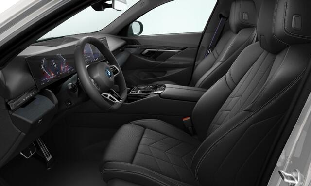 BMW i5 xDrive40 - M-Sport Pro - Pano - Trekhaak - ACC - Stoelventilatie