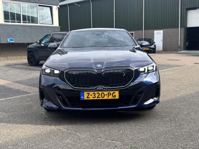 BMW i5 eDrive40 84 kWh M SPORT VAN: 63.900,- VOOR: 58.877,- UW HERFSTVOORDEEL: 5.023,- | MEGA VOL | ORIG. NL | BTW VERREKENBAAR | t/m 05-2027 FABRIEKSGARANTIE