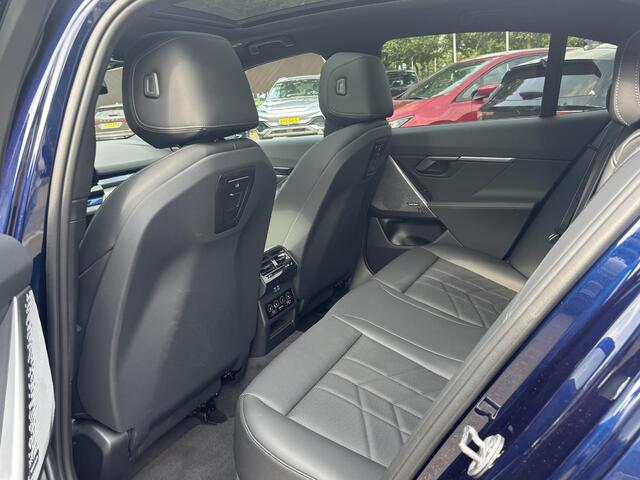 BMW i5 eDrive40 84 kWh M SPORT VAN: 63.900,- VOOR: 58.877,- UW HERFSTVOORDEEL: 5.023,- | MEGA VOL | ORIG. NL | BTW VERREKENBAAR | t/m 05-2027 FABRIEKSGARANTIE
