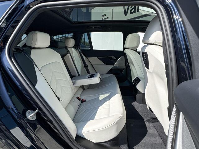 BMW i5 Touring eDrive40 M Sport Edition | M Sport Pro | Innovation Pack | Travel Pack | Comfort Pack | Showroomvoordeel