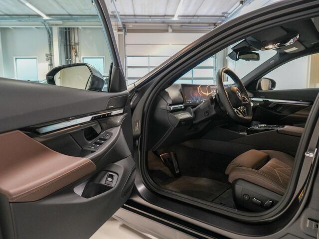 BMW i5 eDrive40 84 kWh Full optie!|M Sport|Frozen grey|Pano|trekhaak|