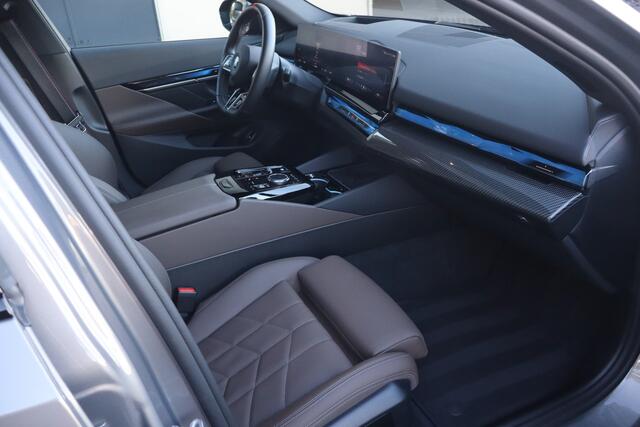 BMW i5 Touring M60 xDrive M-Sport Carbon I Elek.Trekhaak I Stoel Vent.