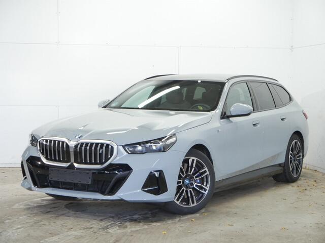 BMW i5 Touring eDrive40 84 kWh | M-Sport | Panorama | CoPilot | Bowers & Wilkins | Trekhaak | Verwacht eind Nov.