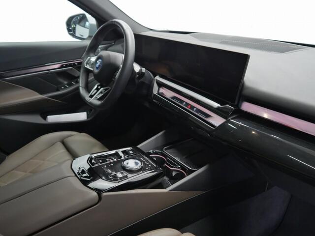 BMW i5 Touring eDrive40 84 kWh | M-Sport | Panorama | CoPilot | Bowers & Wilkins | Trekhaak | Verwacht eind Nov.