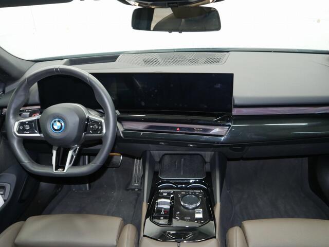 BMW i5 Touring eDrive40 84 kWh | M-Sport | Panorama | CoPilot | Bowers & Wilkins | Trekhaak | Verwacht eind Nov.