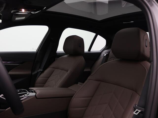 BMW i5 Sedan eDrive40 M Sportpakket | Innovation Pack | Travel Pack | Comfort Pack | Stuurwielrand Verwarmd | Trekhaak | Panoramadak | Comfortstoelen | Driving Assistant Professional | Harman Kardon | 20''