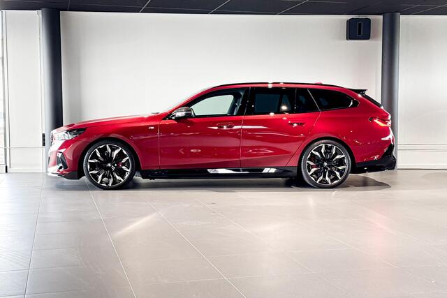 BMW i5 Touring M60 xDrive 84 kWh | M Sport Pro | Glazen Panoramadak | Bowers & Wilkins | Iconic Glow |