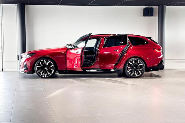 BMW i5 Touring M60 xDrive 84 kWh | M Sport Pro | Glazen Panoramadak | Bowers & Wilkins | Iconic Glow |