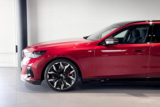 BMW i5 Touring M60 xDrive 84 kWh | M Sport Pro | Glazen Panoramadak | Bowers & Wilkins | Iconic Glow |