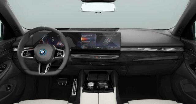 BMW i5 Touring eDrive40 M Sport Edition 84 kWh Trekhaak - Panoramadak - Parking/Driving Professional - Comfort Pack - Harman Kardon - Head up - Comfort Acces - Stuurwielrandverwarming - Active Guard -