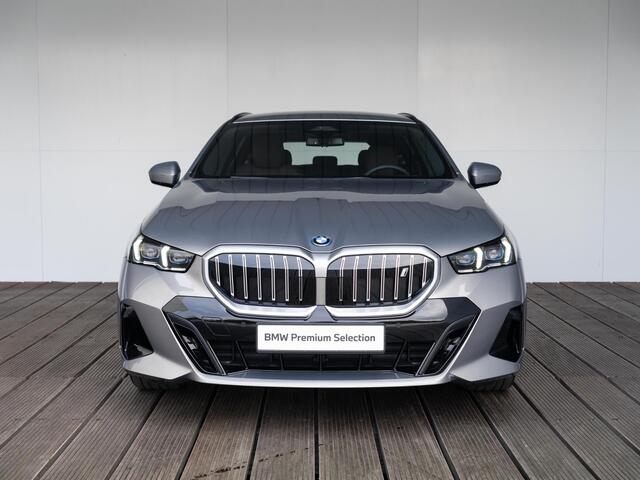 BMW i5 Touring eDrive40 | M Sportpakket | Driving Assistant Plus | Achteruitrijcamera | Stoelverwarming | Trekhaak