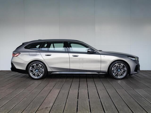 BMW i5 Touring eDrive40 | M Sportpakket | Driving Assistant Plus | Achteruitrijcamera | Stoelverwarming | Trekhaak