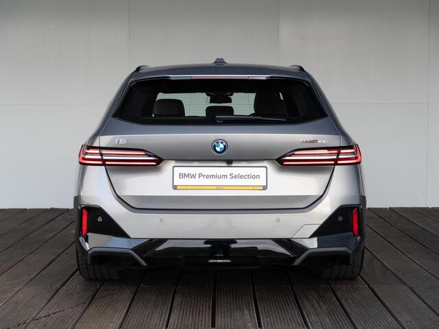 BMW i5 Touring eDrive40 | M Sportpakket | Driving Assistant Plus | Achteruitrijcamera | Stoelverwarming | Trekhaak