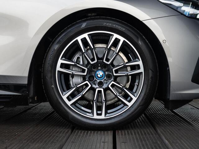 BMW i5 Touring eDrive40 | M Sportpakket | Driving Assistant Plus | Achteruitrijcamera | Stoelverwarming | Trekhaak