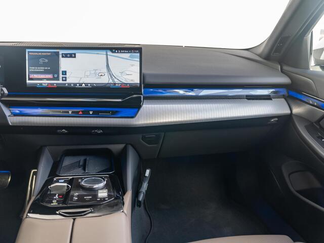 BMW i5 Touring eDrive40 | M Sportpakket | Driving Assistant Plus | Achteruitrijcamera | Stoelverwarming | Trekhaak