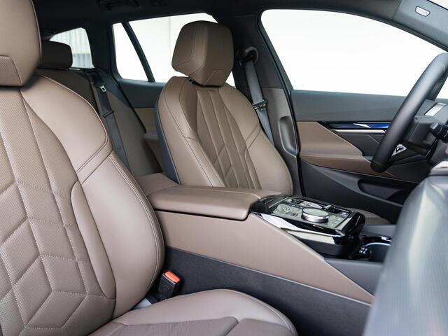 BMW i5 Touring eDrive40 | M Sportpakket | Driving Assistant Plus | Achteruitrijcamera | Stoelverwarming | Trekhaak