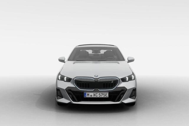 BMW i5 Sedan xDrive40 | M Sport Pro | Travel Pack | Comfort Pack | Trekhaak met elektrisch wegklapbare kogel | Showroomvoordeel