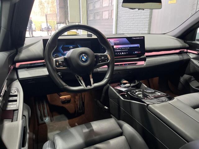BMW i5 eDrive40 84 kWh | M-Sport Pakket Pro | Panoramadak | Leder | 360° Camera | Head-Up | harman/kardon
