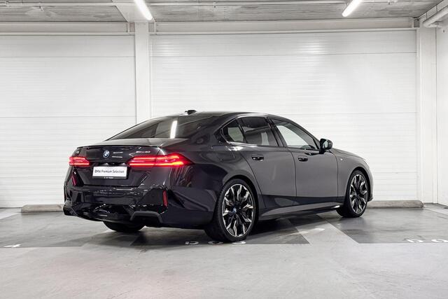 BMW i5 eDrive40 | M-Sport Pro | Travel Pack | Innovation Pack | Comfort Pack | Driving Assistant Plus | Bowers&Wilkins | Panoramadak | Comfort Access | Trekhaak