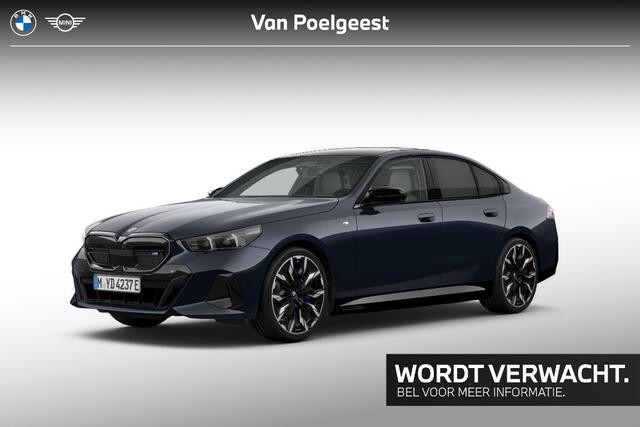 BMW i5 M60 xDrive M-Sport Pro 21 Inch / Stuurwielrand Verwarming / Stoelverwarming Voor & Achter / Stoel Ventilatie / Panorama Dak / Electrische Zwenkhaak / Getinte ramen Achter / Adaptieve Led / Driving Prof / Parking Prof / Bowers & Wilkins /