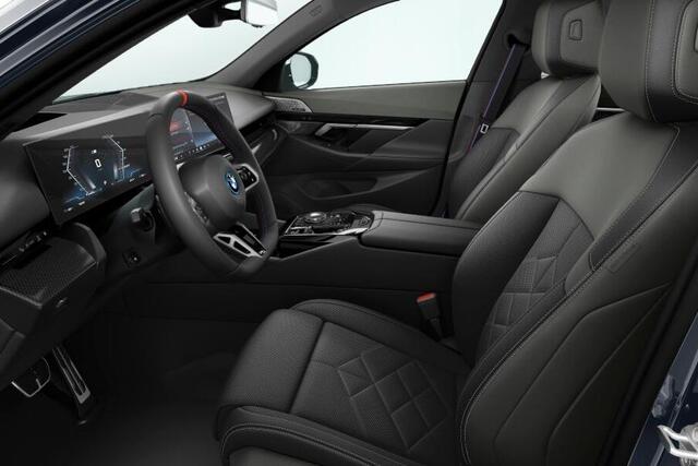 BMW i5 M60 xDrive M-Sport Pro 21 Inch / Stuurwielrand Verwarming / Stoelverwarming Voor & Achter / Stoel Ventilatie / Panorama Dak / Electrische Zwenkhaak / Getinte ramen Achter / Adaptieve Led / Driving Prof / Parking Prof / Bowers & Wilkins /