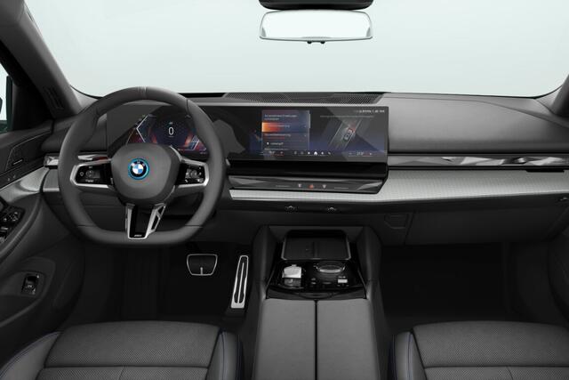 BMW i5 Touring xDrive40 84 kWh | M Sportpakket Pro | Innovation Pack | Travel Pack | Comfort Pack | Trekhaak