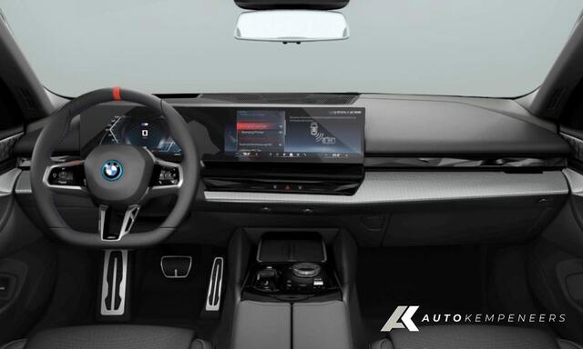 BMW i5 M60 xDrive M-Sport Pro | Bowers & Wilkins | Keyless | Elek. trekhaak | Iconic glow | Panorama | Stoelventilatie/verwarming | Driving Ass. Prof | 360° camera | 21' inch |