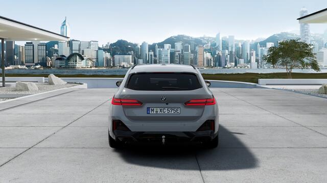 BMW i5 Touring eDrive40 M Sport / Panoramadak / Trekhaak / Bowers & Wilkins / Parking Assistant Plus / Adaptieve LED / Stoelventilatie / Stuurverwarming