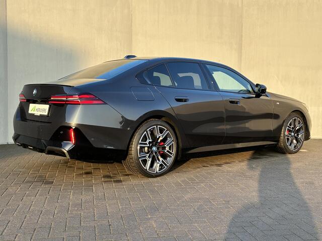 BMW i5 XDrive40 M Sport Edition 84 kWh 4WD / Fabrieksgarantie t/m 04-2028 / SOH 97,29% / Elektrische Trekhaak (1500KG) / Comfort Pack / Innovation Pack / M Sportpakket Pro / Travelpack /