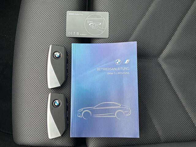 BMW i5 XDrive40 M Sport Edition 84 kWh 4WD / Fabrieksgarantie t/m 04-2028 / SOH 97,29% / Elektrische Trekhaak (1500KG) / Comfort Pack / Innovation Pack / M Sportpakket Pro / Travelpack /