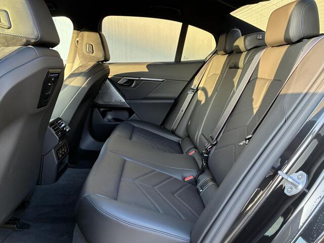 BMW i5 XDrive40 M Sport Edition 84 kWh 4WD / Fabrieksgarantie t/m 04-2028 / SOH 97,29% / Elektrische Trekhaak (1500KG) / Comfort Pack / Innovation Pack / M Sportpakket Pro / Travelpack /