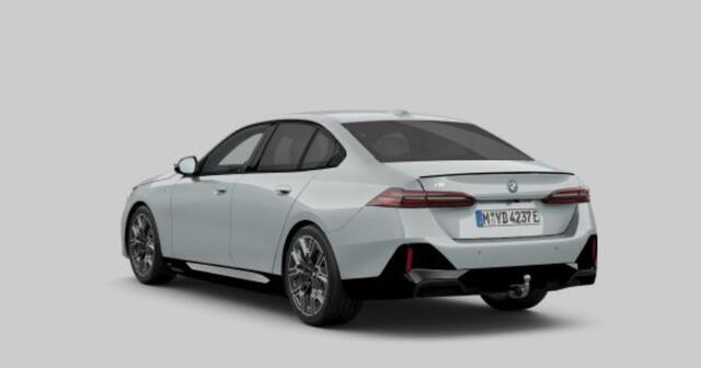 BMW i5 eDrive40 84 kWh M Sport Pro - Trekhaak - Driving Assistant Plus - Comfort Access - getinte Ruiten - Elektrisch verwarmde voorstoelen - Harman kardon - Iconic Glow - Active Guard - Parking Assistant -