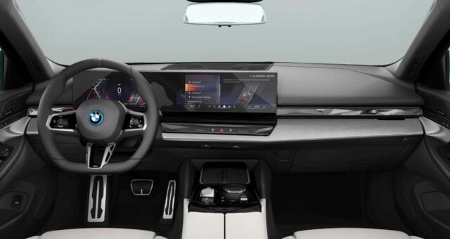 BMW i5 eDrive40 84 kWh M Sport Pro - Trekhaak - Driving Assistant Plus - Comfort Access - getinte Ruiten - Elektrisch verwarmde voorstoelen - Harman kardon - Iconic Glow - Active Guard - Parking Assistant -