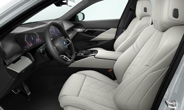 BMW i5 eDrive40 84 kWh M Sport Pro - Trekhaak - Driving Assistant Plus - Comfort Access - getinte Ruiten - Elektrisch verwarmde voorstoelen - Harman kardon - Iconic Glow - Active Guard - Parking Assistant -