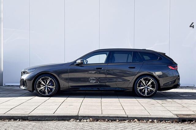 BMW i5 Touring eDrive40 M Sport Edition M-Sport Pro / Glazen dak / Bowers and Wilkins Audio / Terkhaak / Driving Assistant Plus / 20 inch