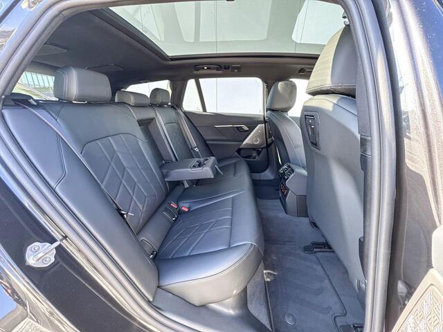 BMW i5 Touring eDrive40 M Sport Edition M-Sport Pro / Glazen dak / Bowers and Wilkins Audio / Terkhaak / Driving Assistant Plus / 20 inch