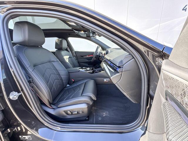 BMW i5 Touring eDrive40 M Sport Edition M-Sport Pro / Glazen dak / Bowers and Wilkins Audio / Terkhaak / Driving Assistant Plus / 20 inch