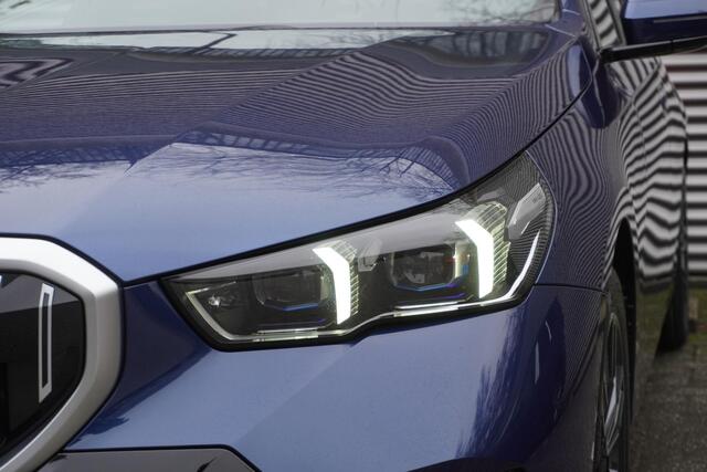 BMW i5 Touring eDrive40 M Sportpakket | Comfort Pack | Trekhaak met elektrisch wegklapbare kogel | Glazen panoramadak | Driving Assistant Professional | Harman-Kardon sound system