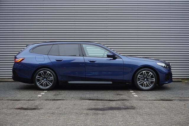 BMW i5 Touring eDrive40 M Sportpakket | Comfort Pack | Trekhaak met elektrisch wegklapbare kogel | Glazen panoramadak | Driving Assistant Professional | Harman-Kardon sound system