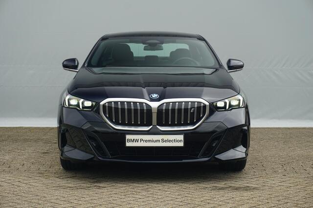 BMW i5 eDrive40 M Sport | Panoramadak / Comfortstoelen / Head-up / Trekhaak / Harman Kardon / Parking Assistant Professional / Stoelventilatie + Stoelverwarming Voor & Achter | Ekris Selection