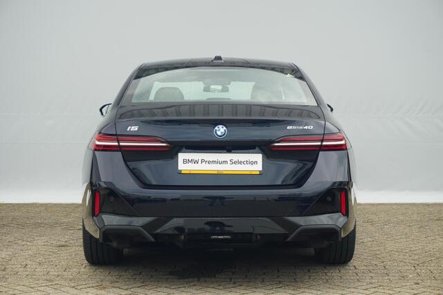 BMW i5 eDrive40 M Sport | Panoramadak / Comfortstoelen / Head-up / Trekhaak / Harman Kardon / Parking Assistant Professional / Stoelventilatie + Stoelverwarming Voor & Achter | Ekris Selection