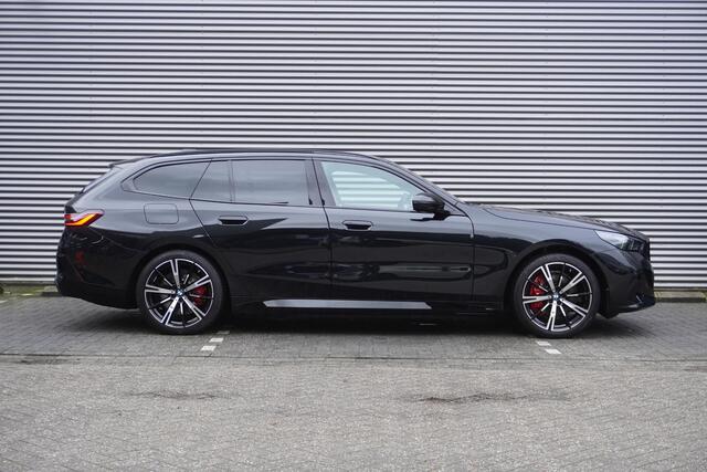 BMW i5 Touring eDrive40 M Sportpakket Pro | Panoramadak elektrisch | Bowers & Wilkins Surround Sound System | Driving Assistant Professional | Adaptieve LED-koplampen