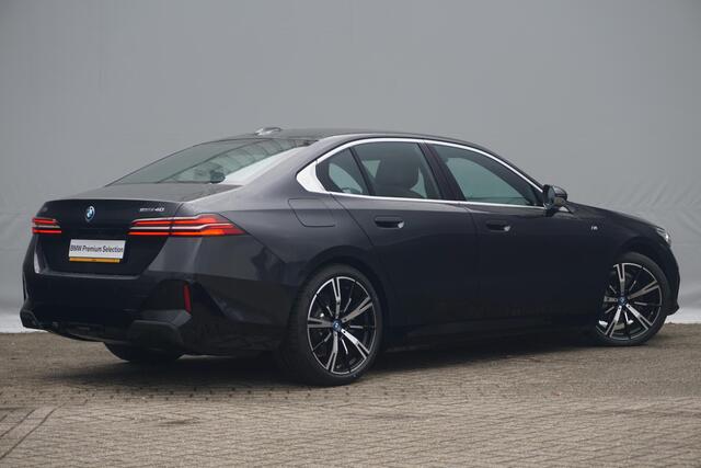 BMW i5 eDrive40 M Sport | Trekhaak / Panoramadak / Driving Assistant Professional / Parking Assistant Professional / Elektrische Comfortstoelen + Memory / Stoelventilatie / Head-up / Rondomzicht camera's