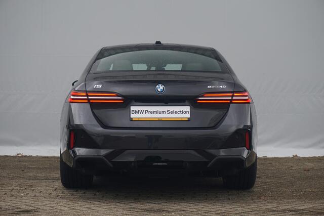 BMW i5 eDrive40 M Sport | Trekhaak / Panoramadak / Driving Assistant Professional / Parking Assistant Professional / Elektrische Comfortstoelen + Memory / Stoelventilatie / Head-up / Rondomzicht camera's