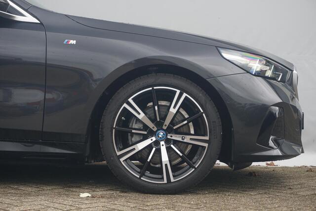 BMW i5 eDrive40 M Sport | Trekhaak / Panoramadak / Driving Assistant Professional / Parking Assistant Professional / Elektrische Comfortstoelen + Memory / Stoelventilatie / Head-up / Rondomzicht camera's