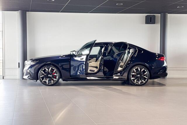 BMW i5 eDrive40 M Sport Edition | Glazen Panoramadak | Stoelventilatie | Harman Kardon | Trekhaak |