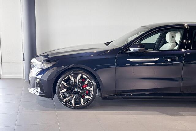 BMW i5 eDrive40 M Sport Edition | Glazen Panoramadak | Stoelventilatie | Harman Kardon | Trekhaak |