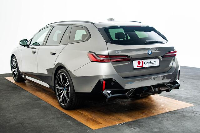 BMW i5 Touring xDrive40 84 kWh M Sport Pro - Trekhaak - Panoramdak - Driving Assistant Professional - Head up - Harman Kardon - stoelventilatie - stoelverwarming voor/achter - Iconic Glow - Comfort Access -